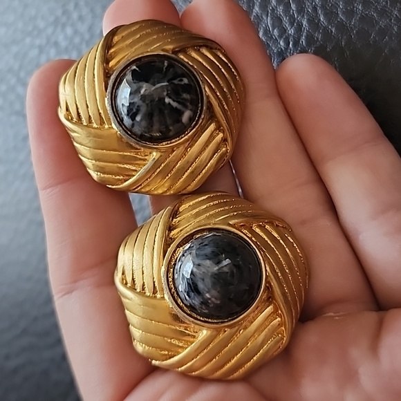 VTG clip on earrings - Picture 3 of 8